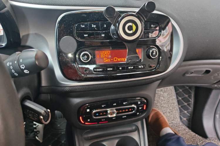 Used smart fortwo 2015 1.0L 52 kW Hardtop Passion Edition Audio And AC Panel