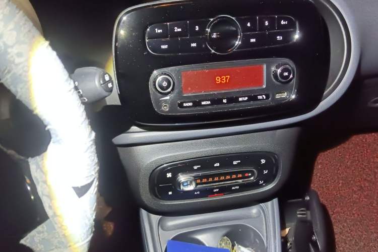 Used smart fortwo 2015 1.0L 52 kW hardtop Dynamic version Audio And AC Panel