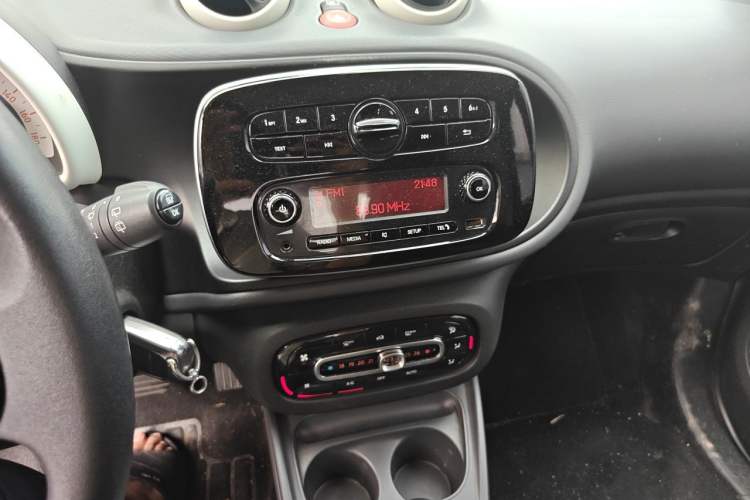 Used smart fortwo 2015 1.0L 52 kW hardtop Dynamic version Audio And AC Panel