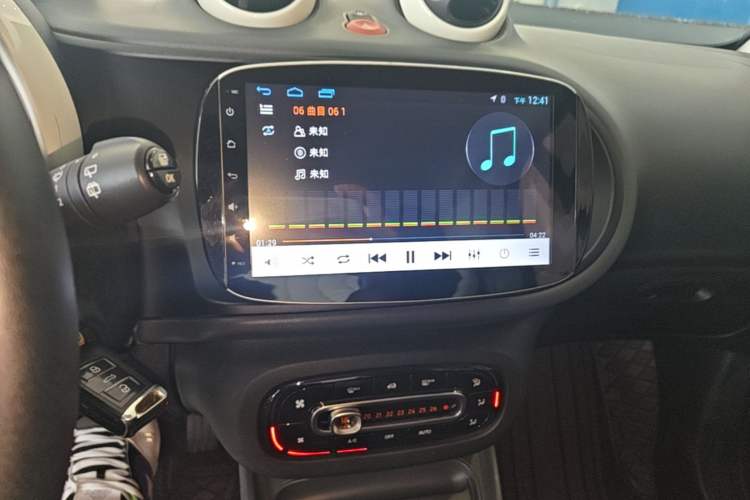 Used smart fortwo 2015 1.0L 52 kW hardtop Dynamic version Audio And AC Panel