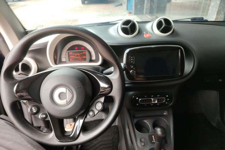 Used smart fortwo 2015 1.0L 52 kW hardtop Dynamic version Center Console
