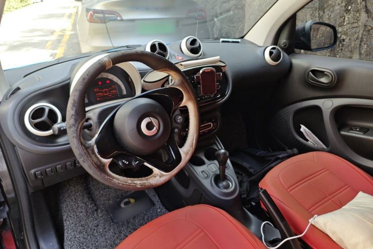 Used smart fortwo 2015 1.0L 52 kW hardtop Dynamic version Center Console