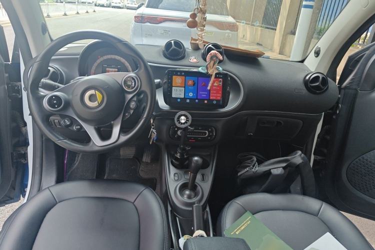 Used smart fortwo 2015 1.0L 52 kW Hardtop Passion Edition Center Console
