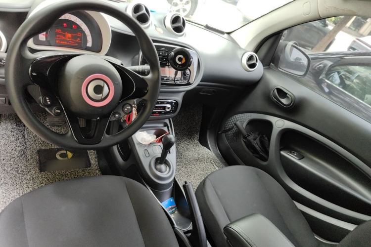 Used smart fortwo 2015 1.0L 52 kW hardtop Dynamic version Center Console