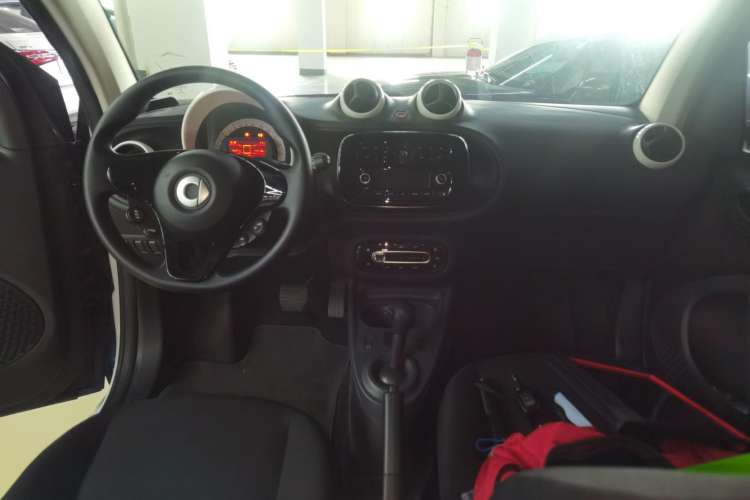 Used smart fortwo 2015 1.0L 52 kW hardtop Dynamic version Center Console