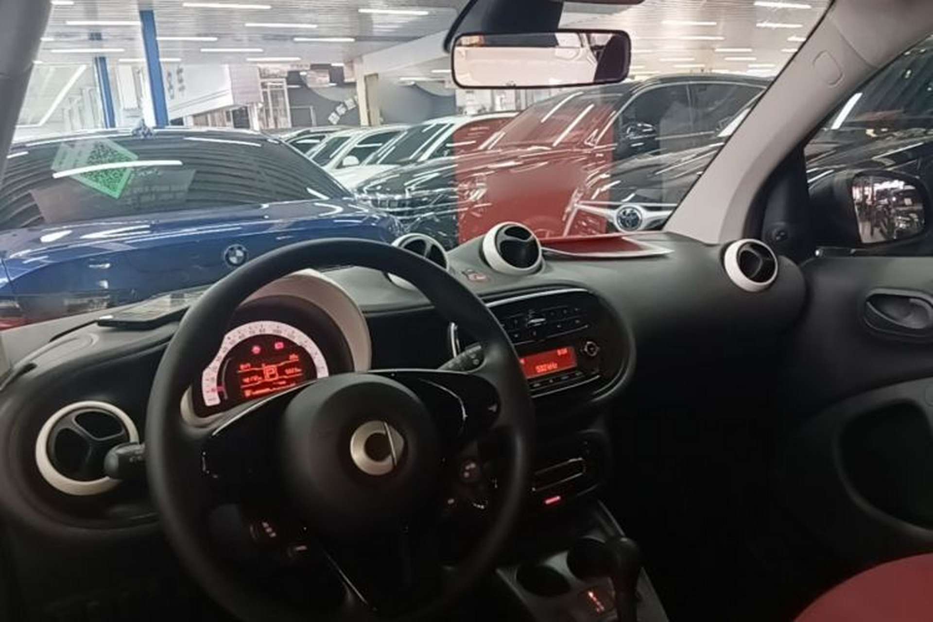 Used smart fortwo 2015 1.0L 52 kW hardtop Dynamic version Center Console