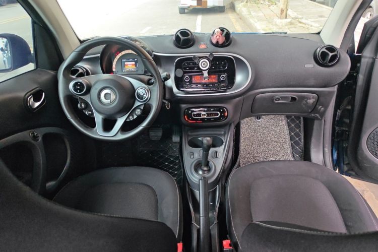 Used smart fortwo 2015 1.0L 52 kW Hardtop Passion Edition Center Console