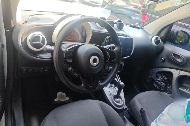 Used smart fortwo 2015 1.0L 52 kW hardtop Dynamic version Center Console