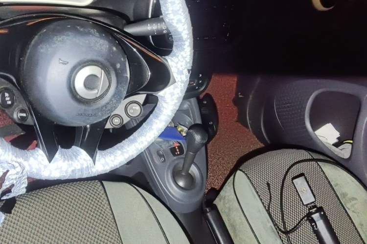 Used smart fortwo 2015 1.0L 52 kW hardtop Dynamic version Center Console
