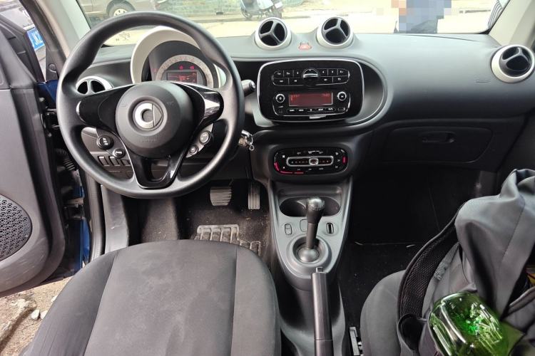 Used smart fortwo 2015 1.0L 52 kW hardtop Dynamic version Center Console