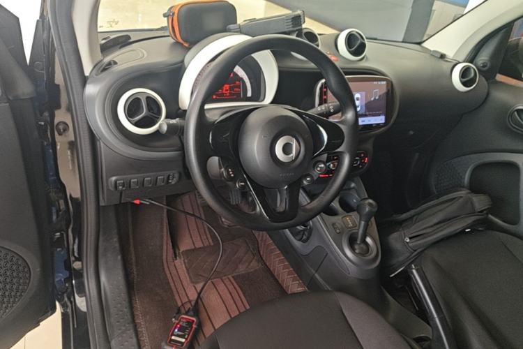 Used smart fortwo 2015 1.0L 52 kW hardtop Dynamic version Center Console