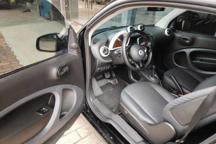 Used smart fortwo 2015 1.0L 52 kW hardtop Dynamic version Driver Seat