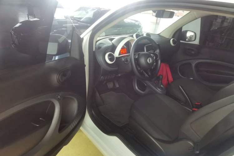 Used smart fortwo 2015 1.0L 52 kW hardtop Dynamic version Driver Seat