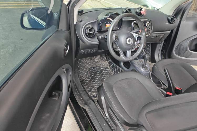 Used smart fortwo 2015 1.0L 52 kW Hardtop Passion Edition Driver Seat