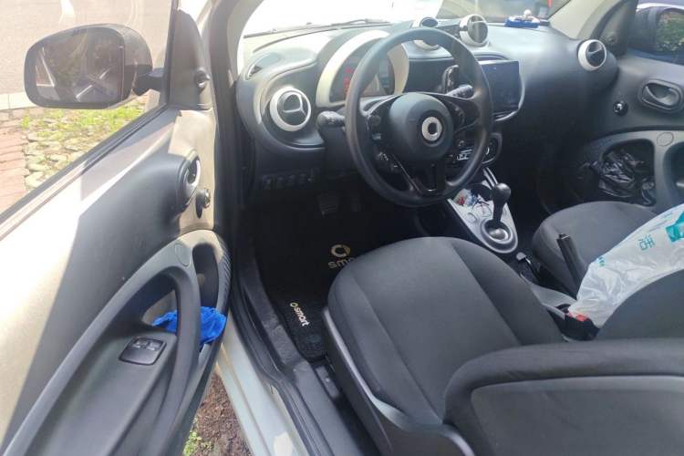 Used smart fortwo 2015 1.0L 52 kW hardtop Dynamic version Driver Seat