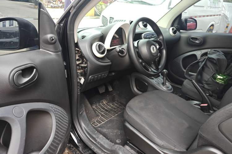 Used smart fortwo 2015 1.0L 52 kW hardtop Dynamic version Driver Seat