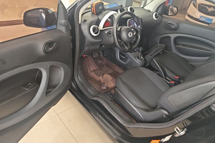 Used smart fortwo 2015 1.0L 52 kW hardtop Dynamic version Driver Seat