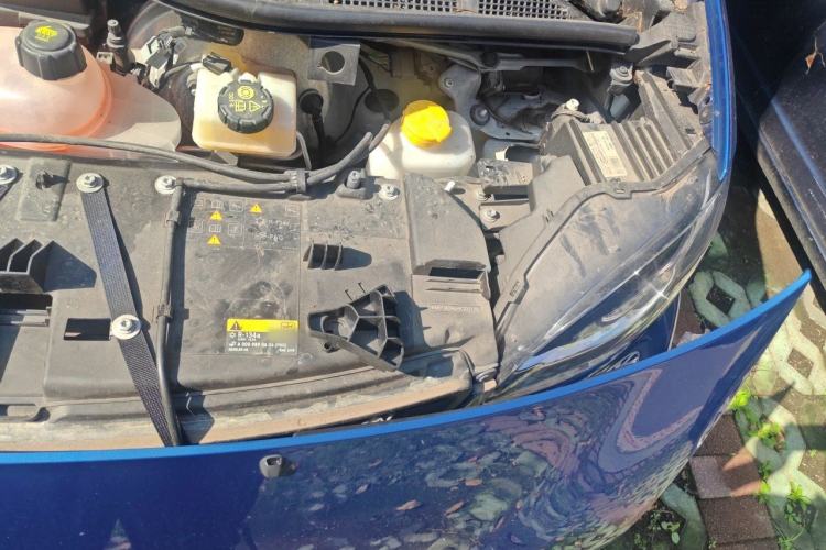 Used smart fortwo 2015 1.0L 52 kW hardtop Dynamic version Engine Bay Left