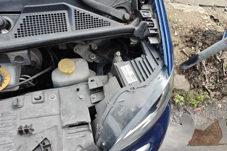 Used smart fortwo 2015 1.0L 52 kW hardtop Dynamic version Engine Bay Left