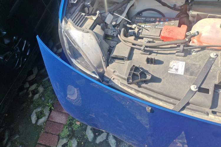 Used smart fortwo 2015 1.0L 52 kW hardtop Dynamic version Engine Bay Right