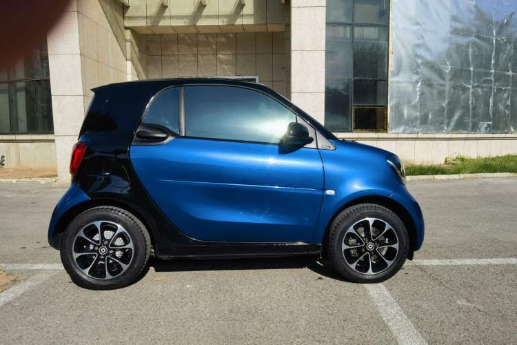 Used smart fortwo 2015 1.0L 52 kW Hardtop Passion Edition Exterior 4