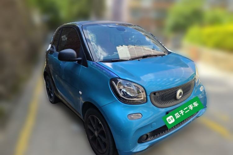 Used smart fortwo 2015 1.0L 52 kW hardtop Dynamic version Front Right 45 Deg