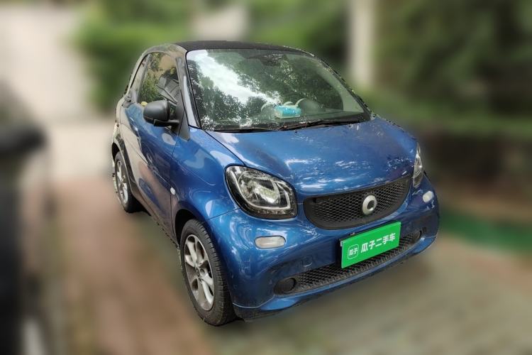 Used smart fortwo 2015 1.0L 52 kW hardtop Dynamic version Front Right 45 Deg