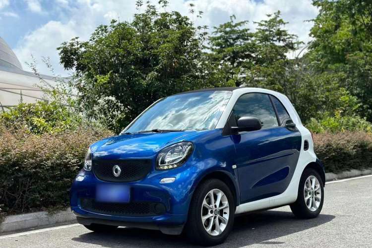 Used smart fortwo 2015 1.0L 52 kW hardtop Dynamic version Front Right 45 Deg