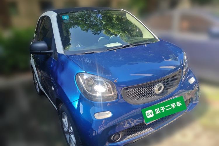 Used smart fortwo 2015 1.0L 52 kW hardtop Dynamic version Front Right 45 Deg