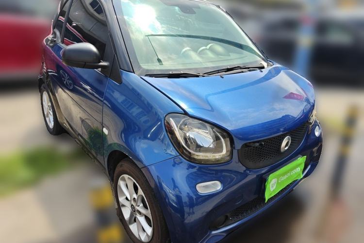 Used smart fortwo 2015 1.0L 52 kW hardtop Dynamic version Front Right 45 Deg