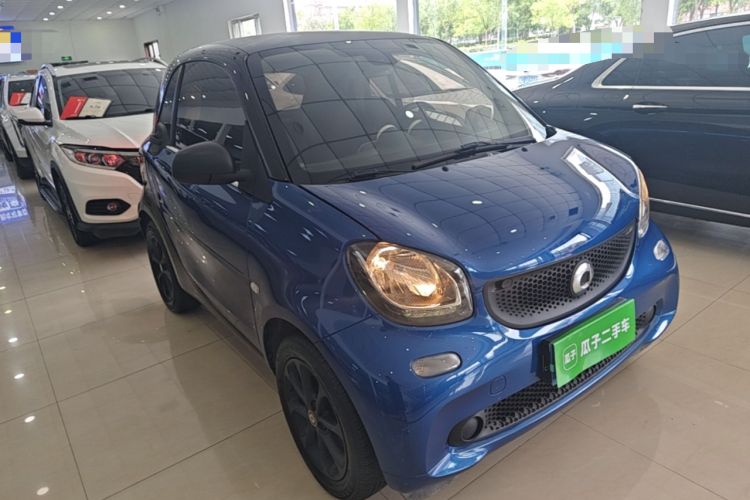Used smart fortwo 2015 1.0L 52 kW hardtop Dynamic version Front Right 45 Deg