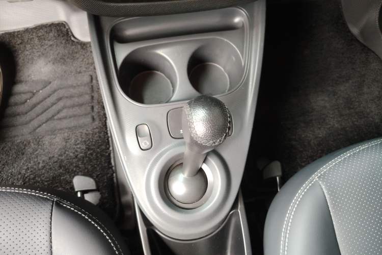 Used smart fortwo 2015 1.0L 52 kW hardtop Dynamic version Gear Lever