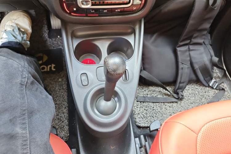 Used smart fortwo 2015 1.0L 52 kW hardtop Dynamic version Gear Lever
