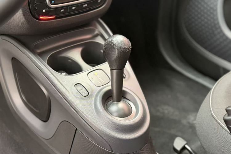 Used smart fortwo 2015 1.0L 52 kW Hardtop Passion Edition Gear Lever