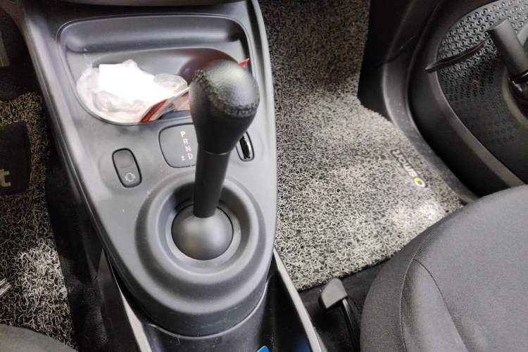 Used smart fortwo 2015 1.0L 52 kW hardtop Dynamic version Gear Lever