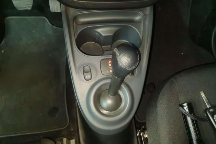 Used smart fortwo 2015 1.0L 52 kW hardtop Dynamic version Gear Lever
