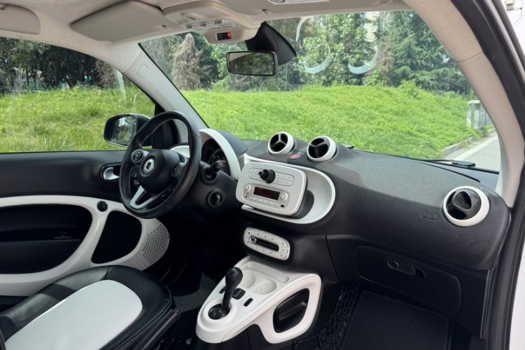 Used smart fortwo 2015 1.0L 52 kW Hardtop Passion Edition Interior 11