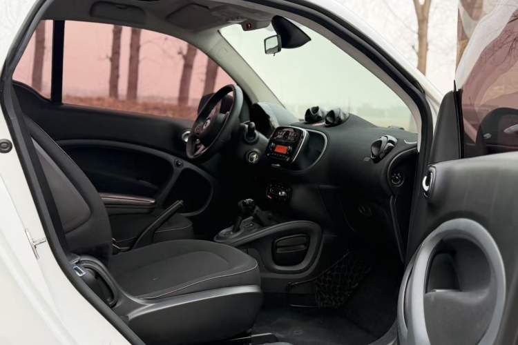 Used smart fortwo 2015 1.0L 52 kW Hardtop Passion Edition Interior 2