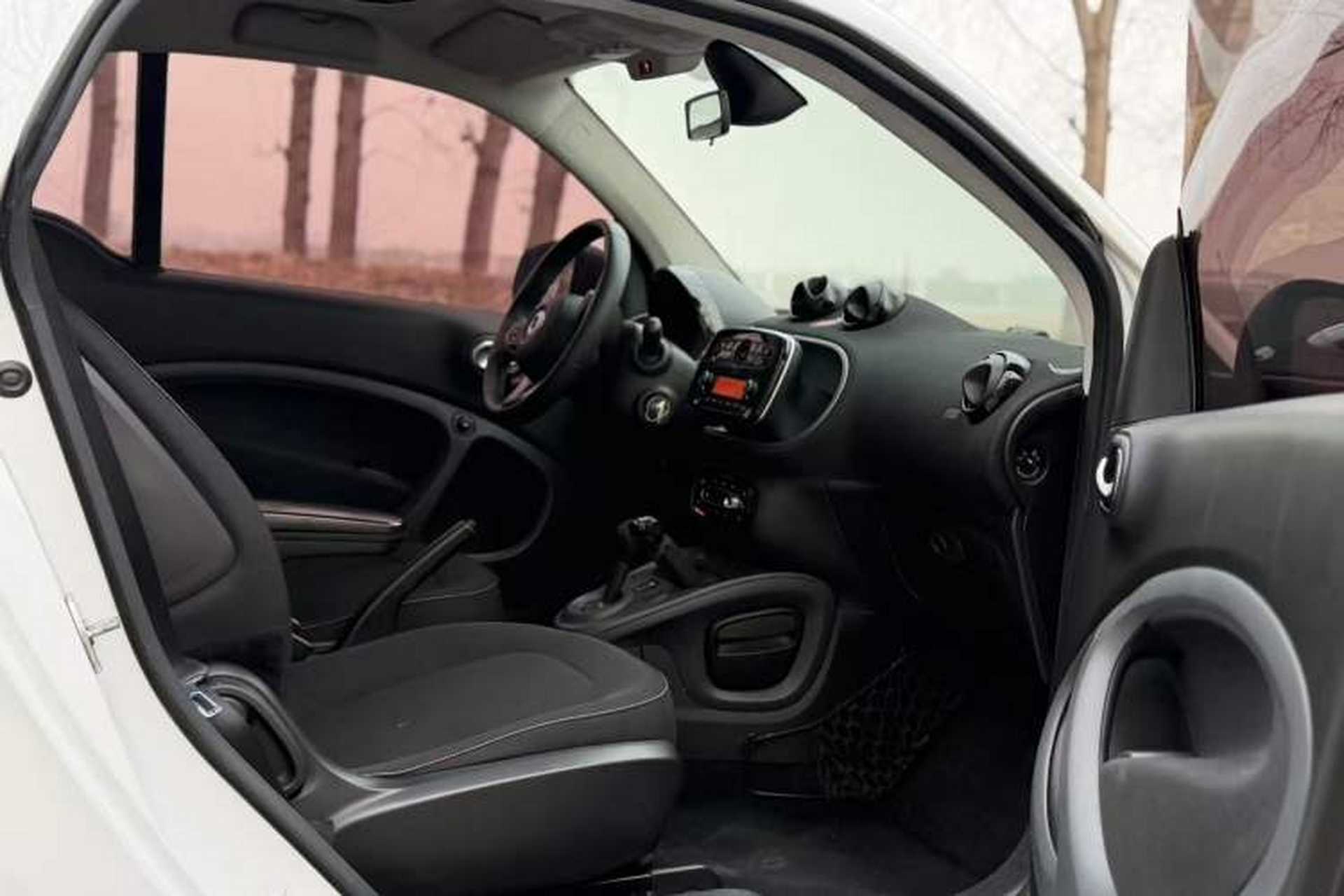 Used smart fortwo 2015 1.0L 52 kW Hardtop Passion Edition Interior 2