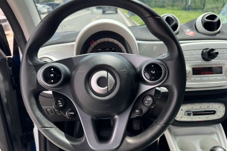 Used smart fortwo 2015 1.0L 52 kW Hardtop Passion Edition Interior 3