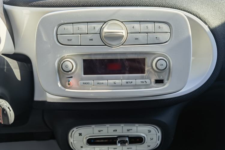 Used smart fortwo 2015 1.0L 52 kW Hardtop Passion Edition Interior 3