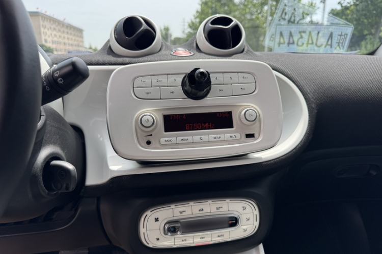 Used smart fortwo 2015 1.0L 52 kW Hardtop Passion Edition Interior 4