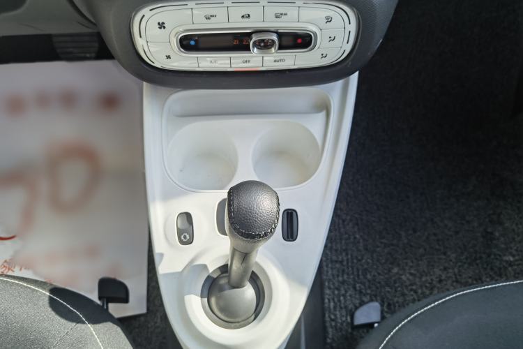 Used smart fortwo 2015 1.0L 52 kW Hardtop Passion Edition Interior 4