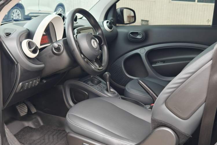 Used smart fortwo 2015 1.0L 52 kW hardtop Dynamic version Interior 4