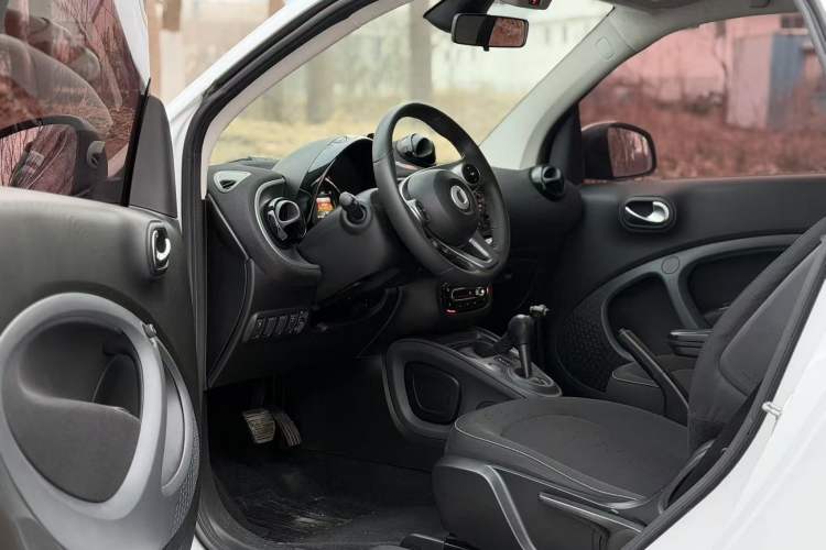 Used smart fortwo 2015 1.0L 52 kW Hardtop Passion Edition Interior 4