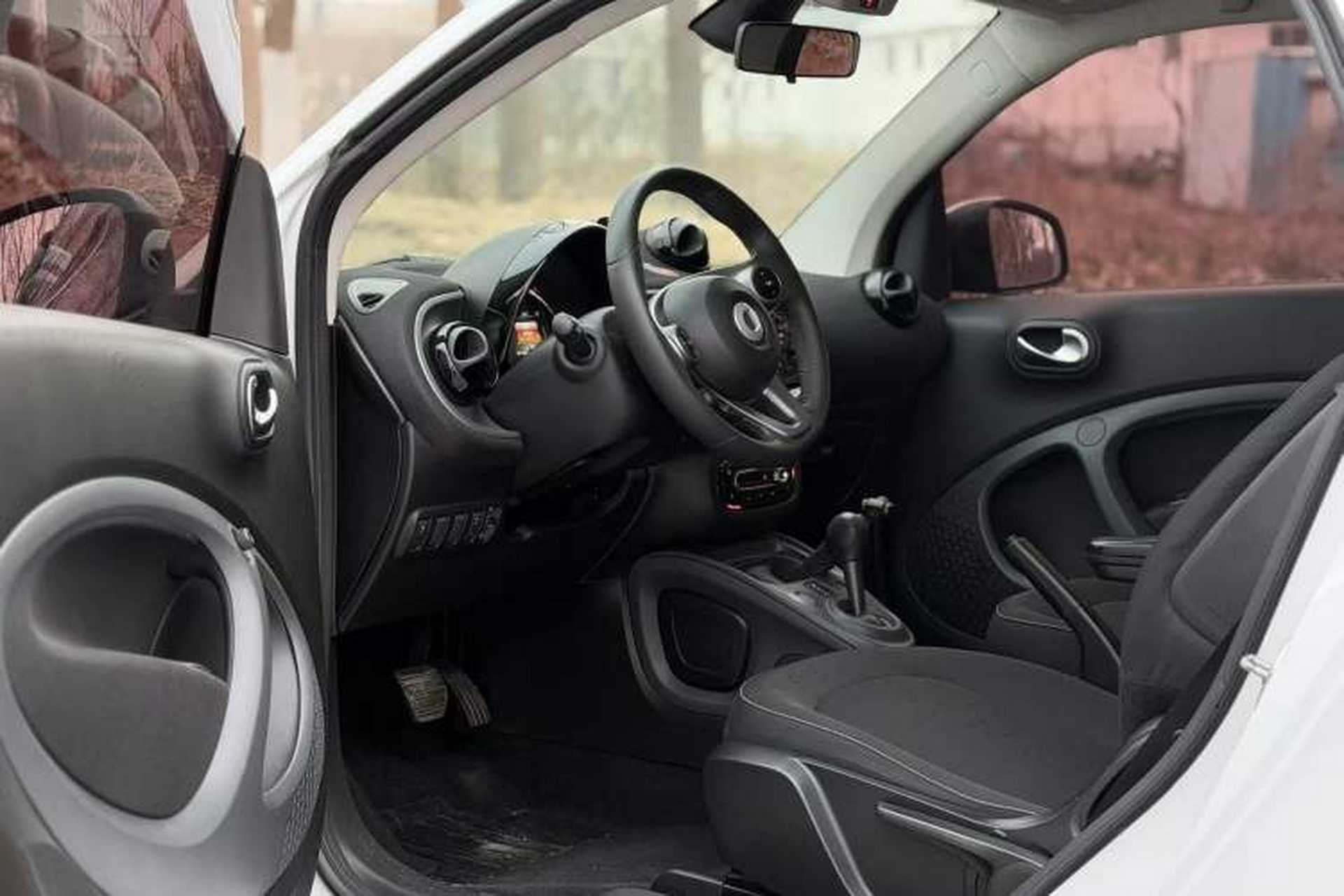 Used smart fortwo 2015 1.0L 52 kW Hardtop Passion Edition Interior 4