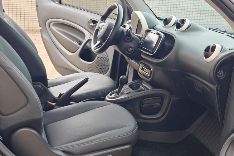 Used smart fortwo 2015 1.0L 52 kW hardtop Dynamic version Interior 5