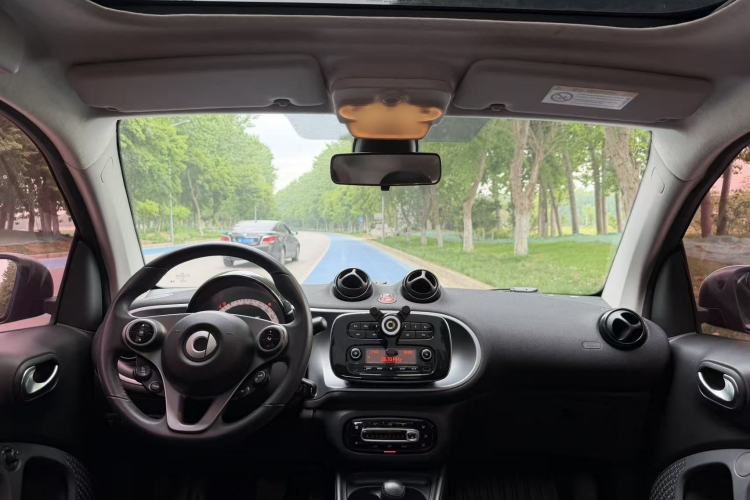 Used smart fortwo 2015 1.0L 52 kW Hardtop Passion Edition Interior 5