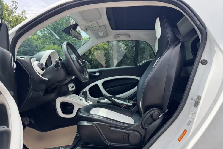 Used smart fortwo 2015 1.0L 52 kW Hardtop Passion Edition Interior 6