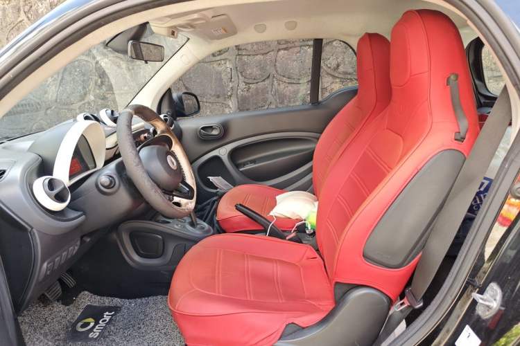 Used smart fortwo 2015 1.0L 52 kW hardtop Dynamic version Left Front Seat